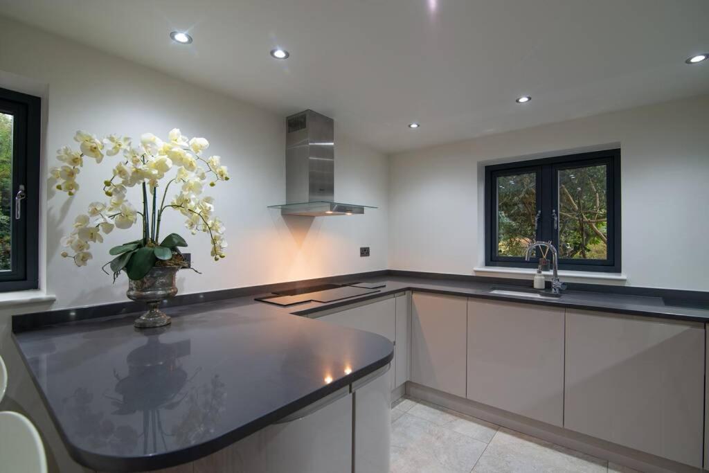 Luxury Coach House Next To Woodland In Knutsford Villa Dış mekan fotoğraf