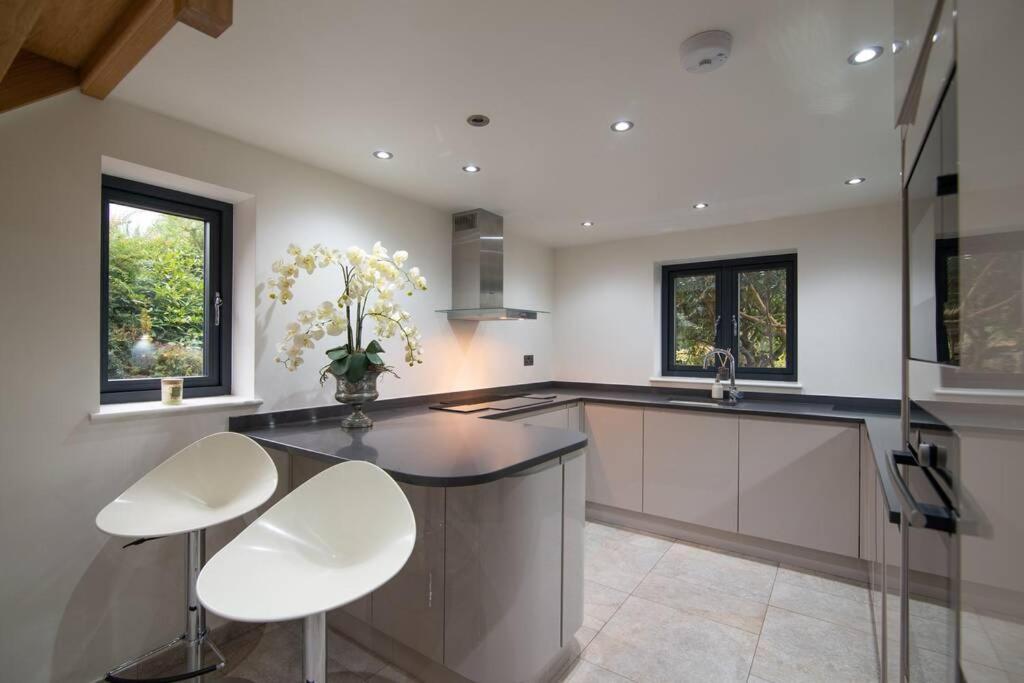 Luxury Coach House Next To Woodland In Knutsford Villa Dış mekan fotoğraf