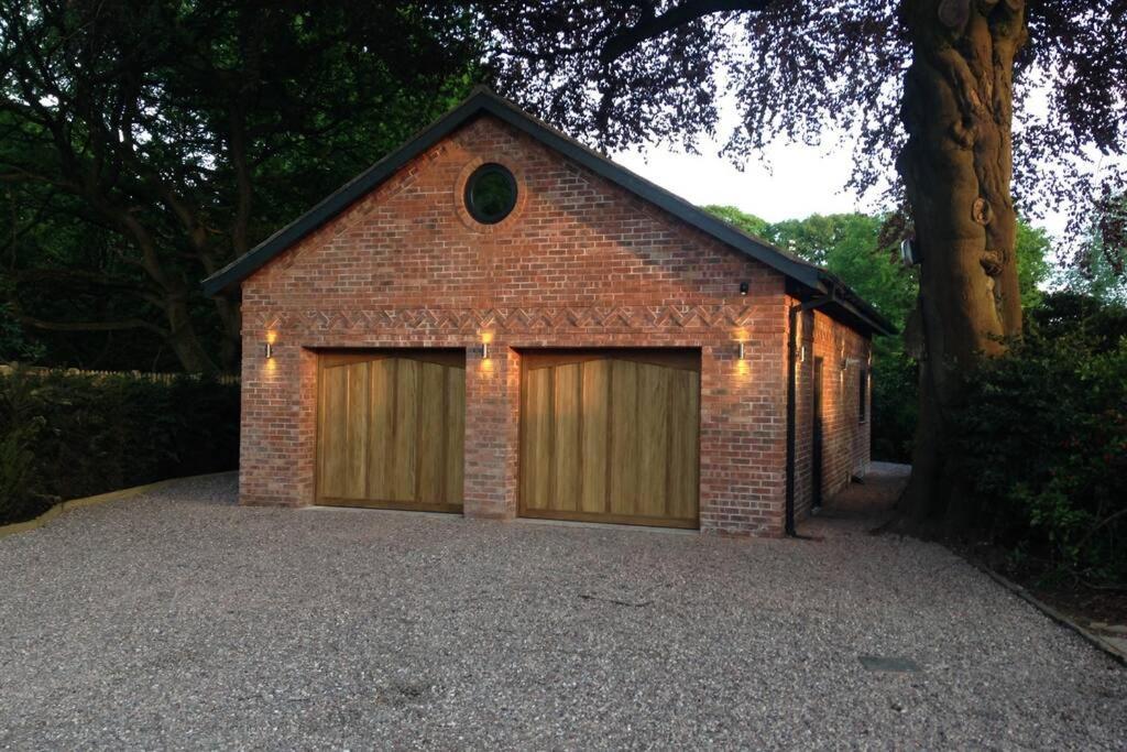 Luxury Coach House Next To Woodland In Knutsford Villa Dış mekan fotoğraf